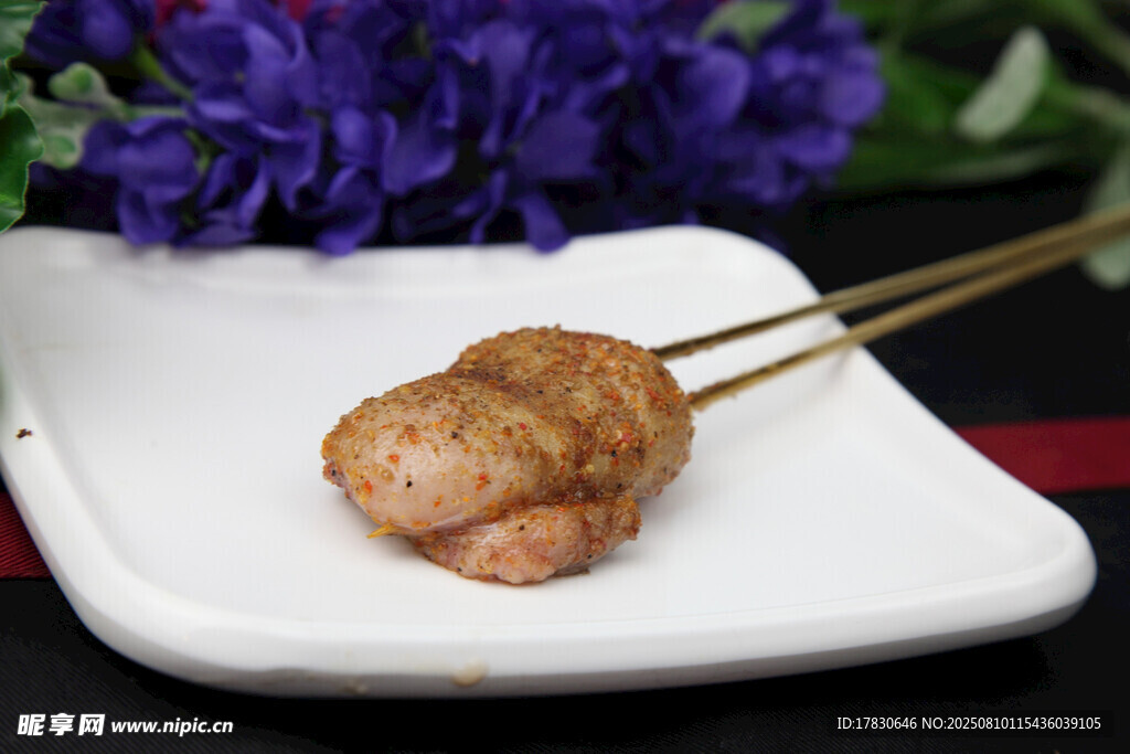 烤鸡肉串置于精美盘中