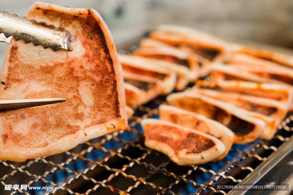烤肉架上的美味烤肉