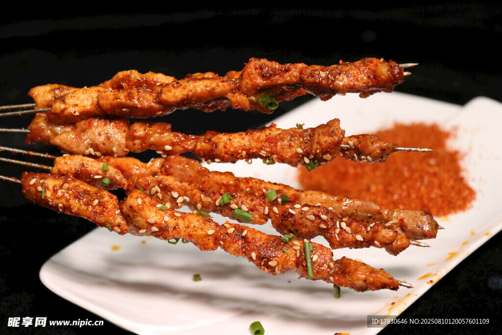 美味烤肉串配特色酱料
