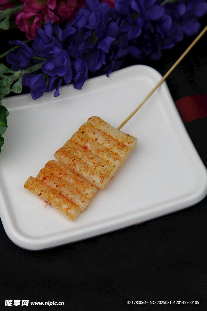 烤豆腐串摆放在白色盘上