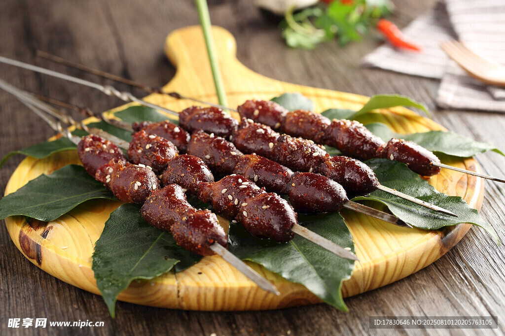 美味牛肉串置于绿叶之上