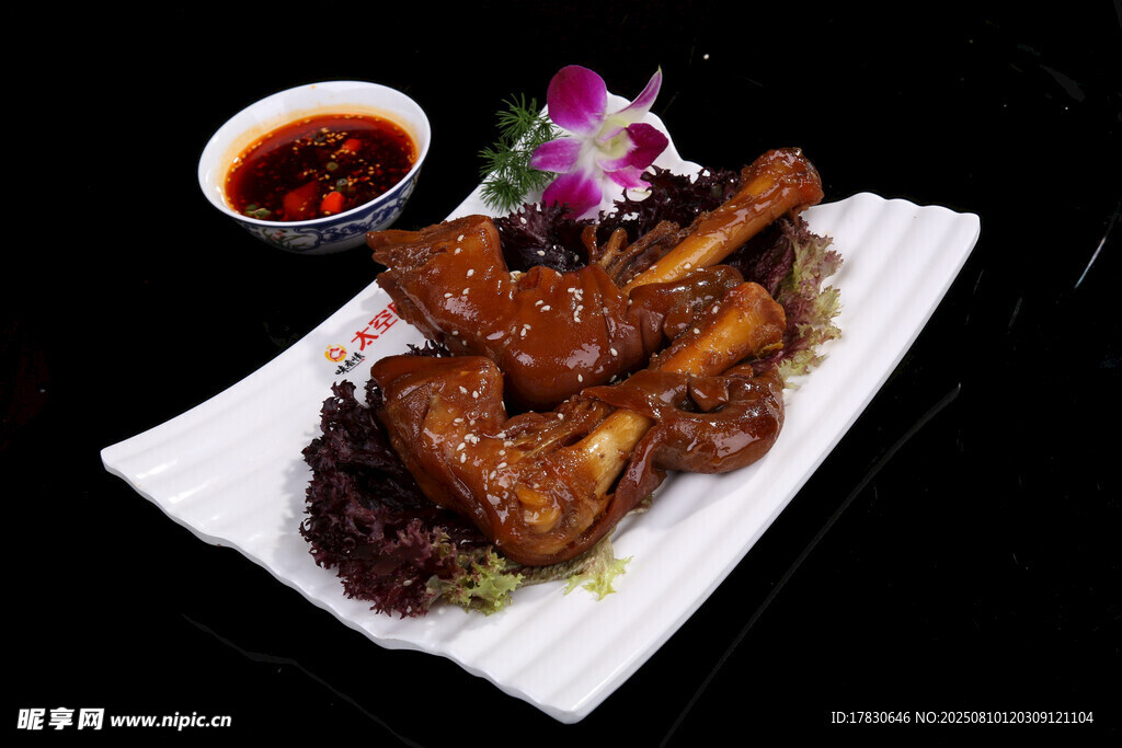 美味烤排骨配特色蘸料
