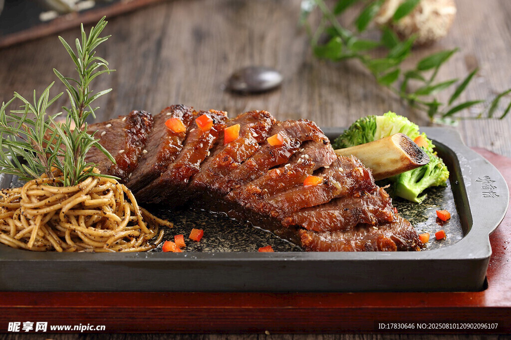 美味牛排摆盘精致诱人