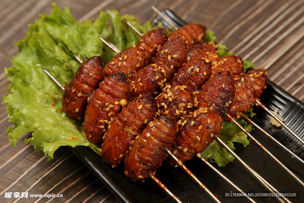 美味烤肉串摆于生菜上