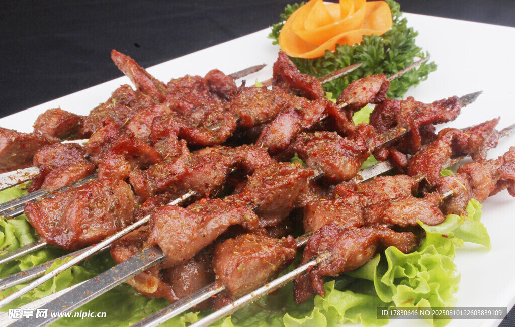 美味烤肉串摆放在盘中