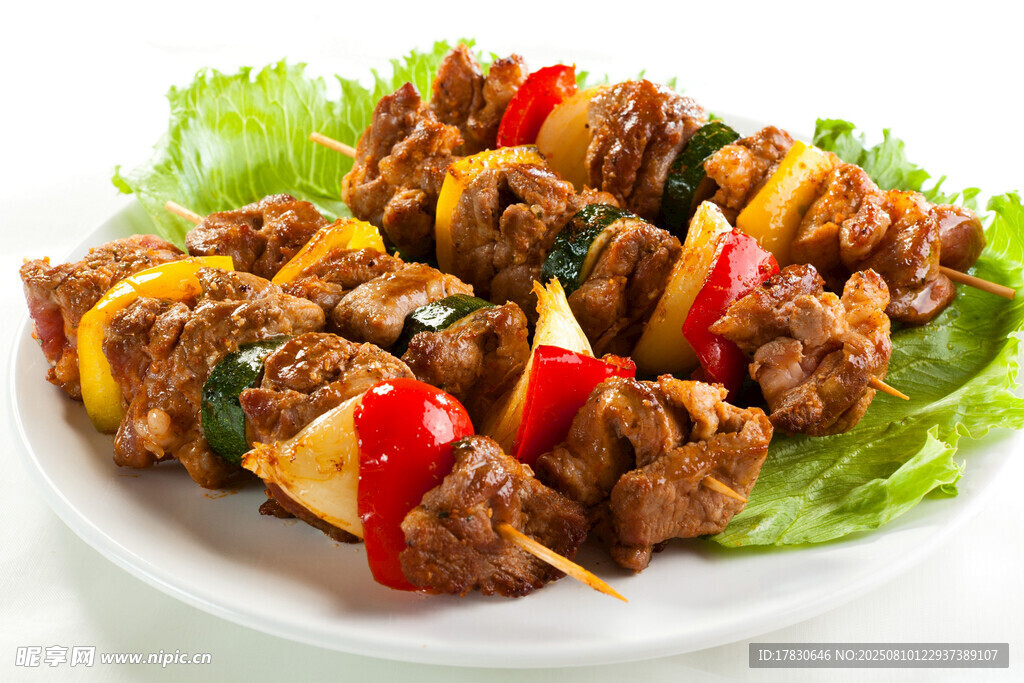 美味烤肉串摆于绿叶上