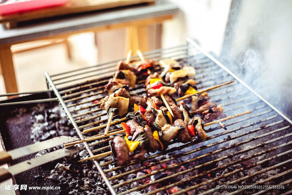 户外美味烤肉串正在烤制