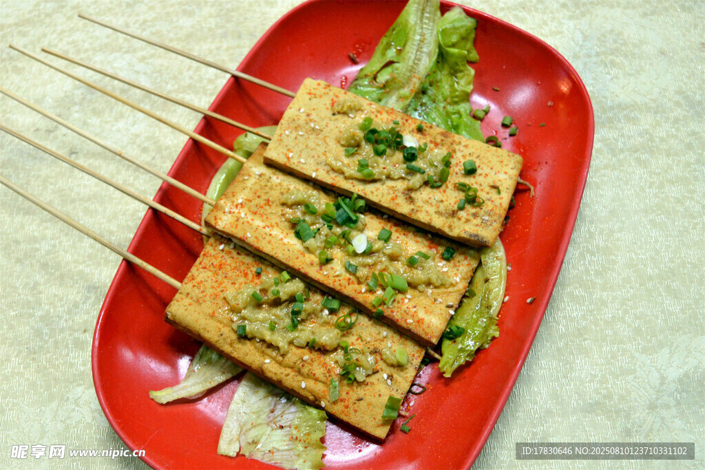 烤豆腐串摆放在红色盘中