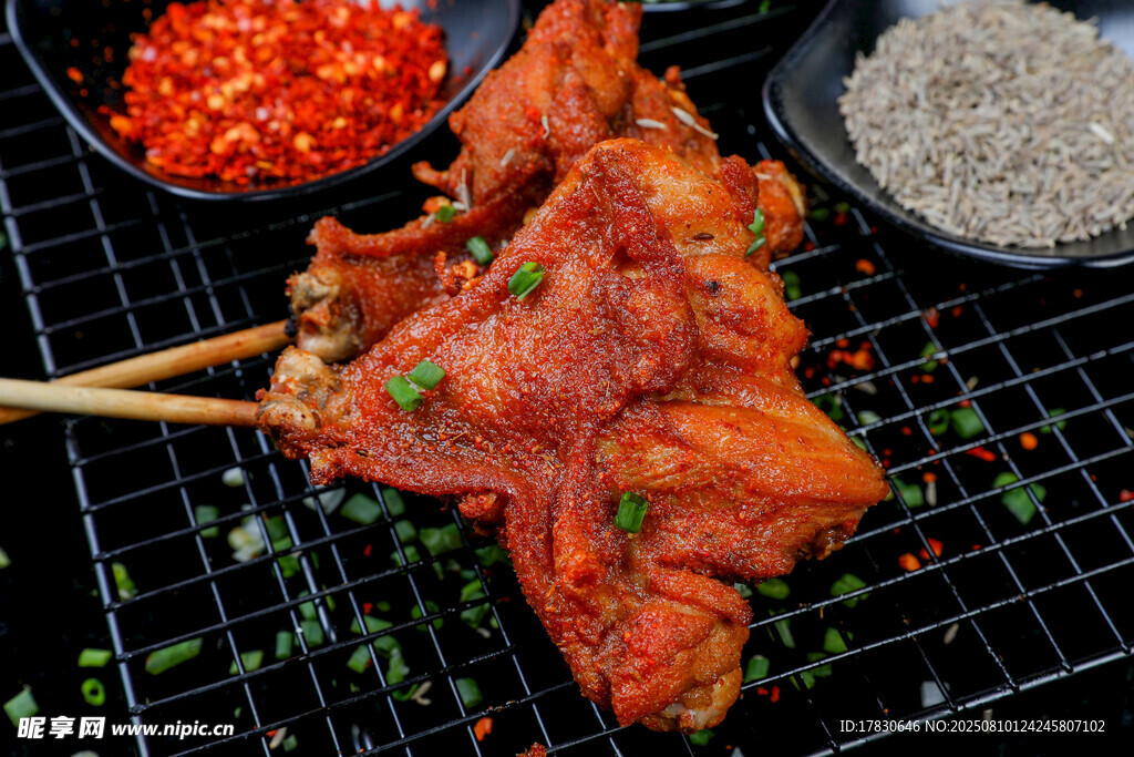 烤架上的美味烤肉