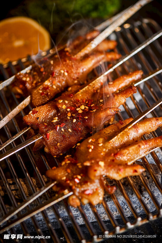 烤架上的美味烤肉串