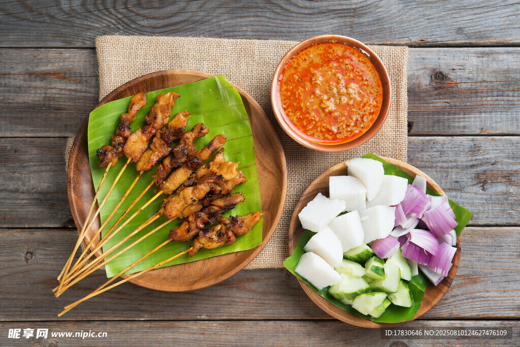 美味烤肉串与配菜拼盘