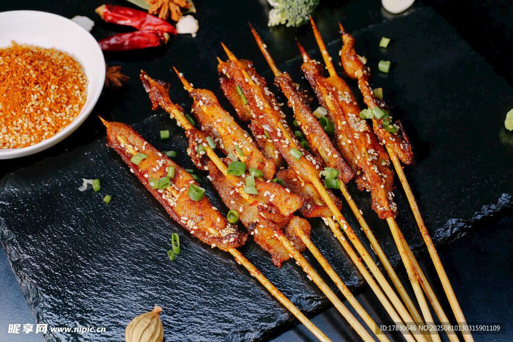 美味烤串配蘸料诱人
