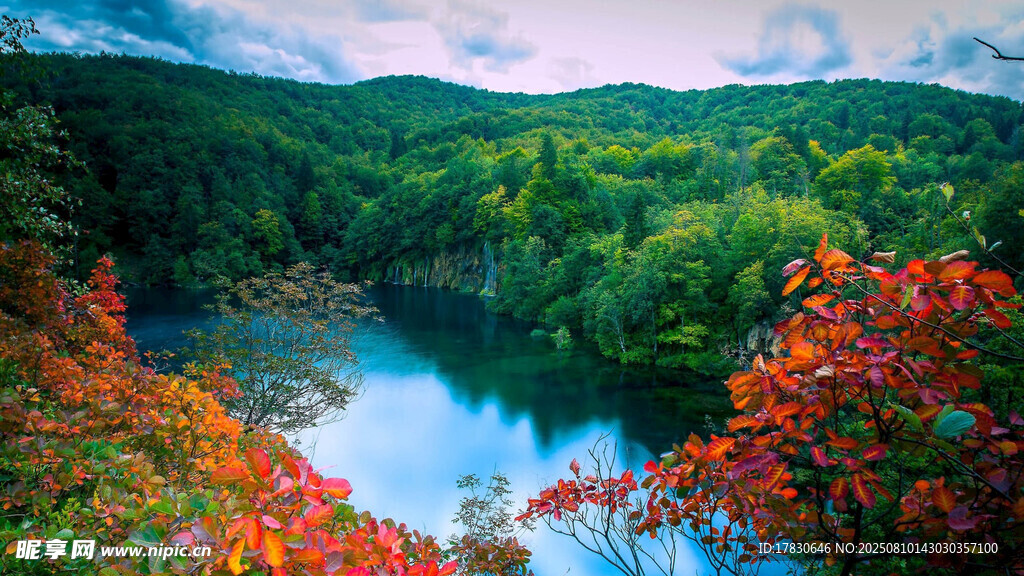 山间湖畔绚烂秋景
