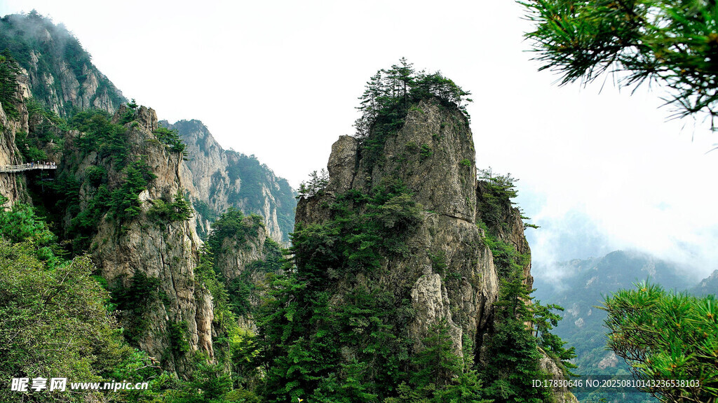 奇峰峻岭间的壮美景色