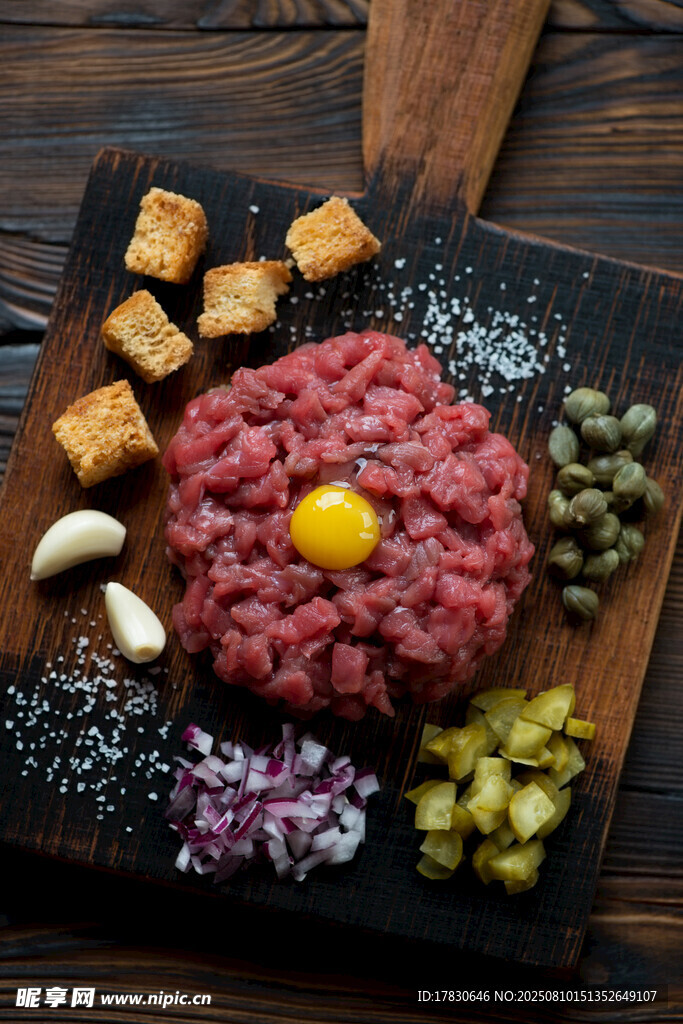 新鲜牛肉馅及配料摆盘