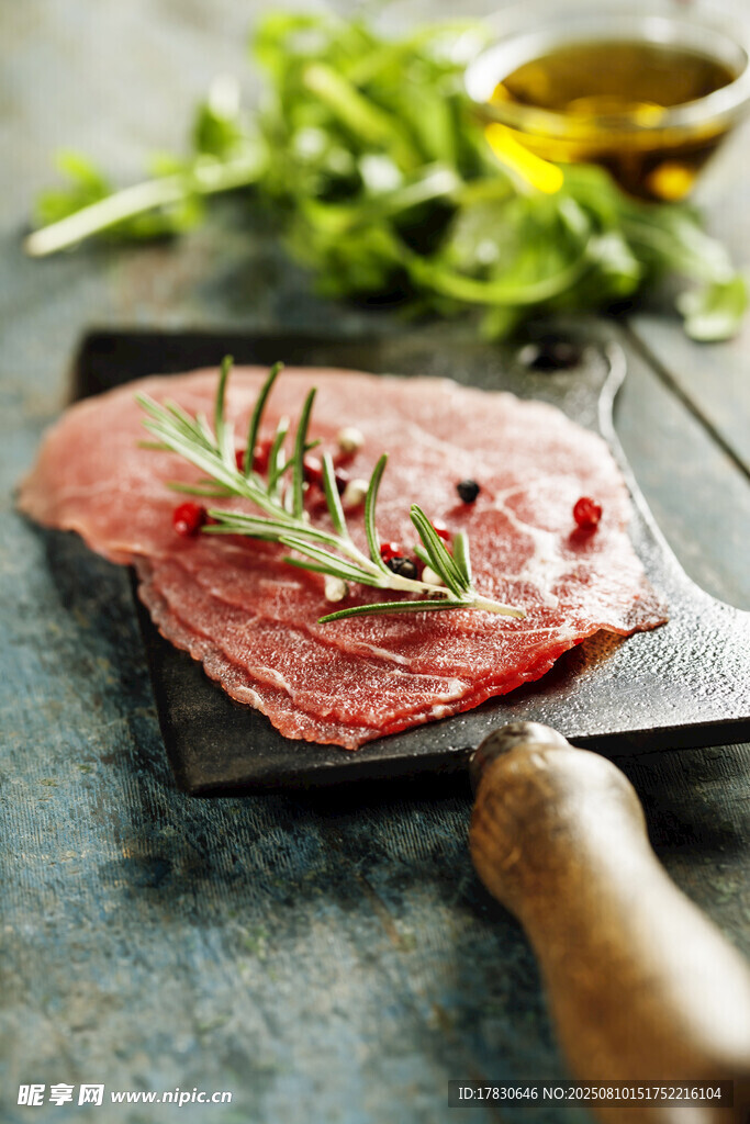 新鲜生牛肉配迷迭香佐料