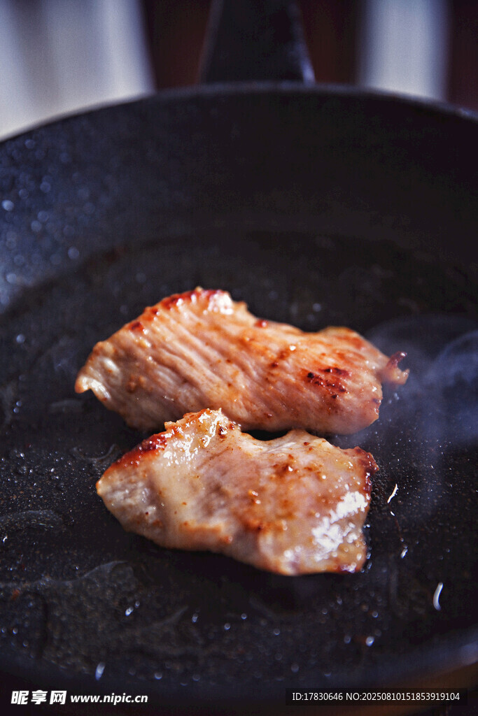锅中煎制的鲜嫩肉块