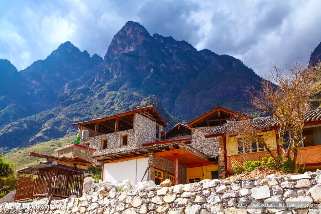 高山脚下的房子