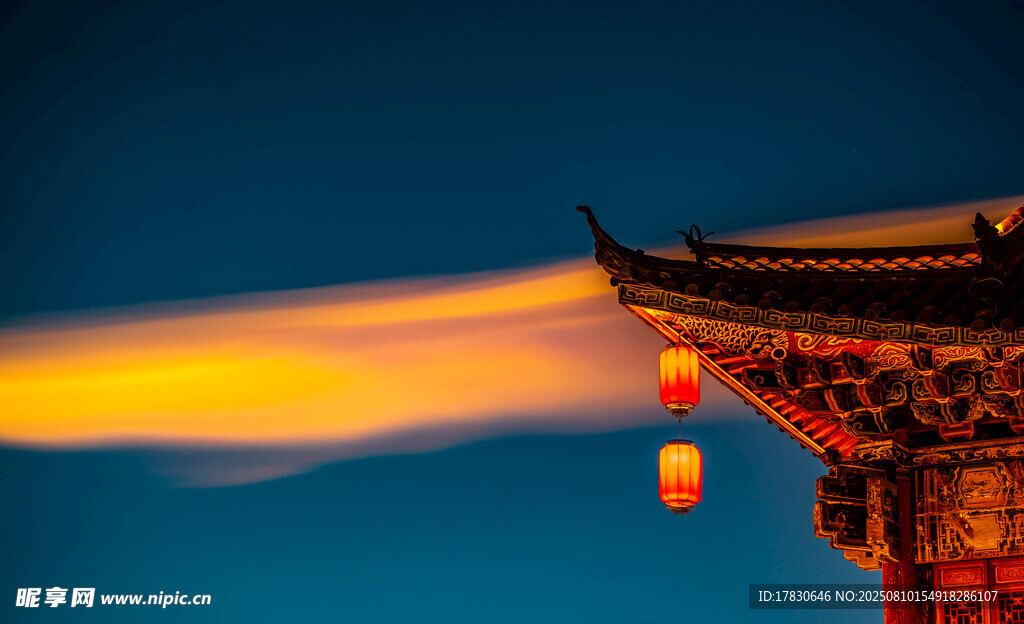 丽江束河古镇夜景建筑特写