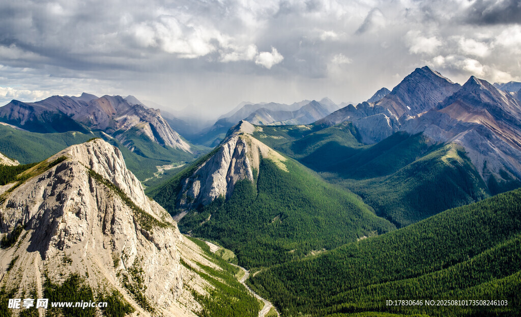 壮丽山峦与葱郁山谷美景