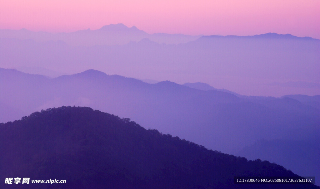 山间暮色美景