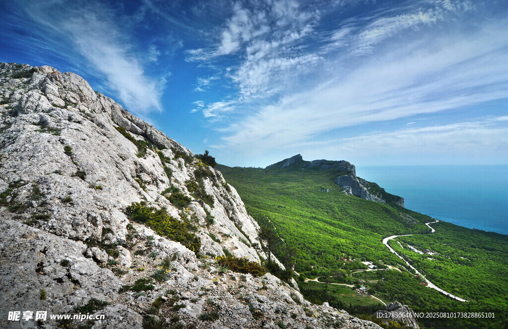 山巅远眺碧海蓝天美景