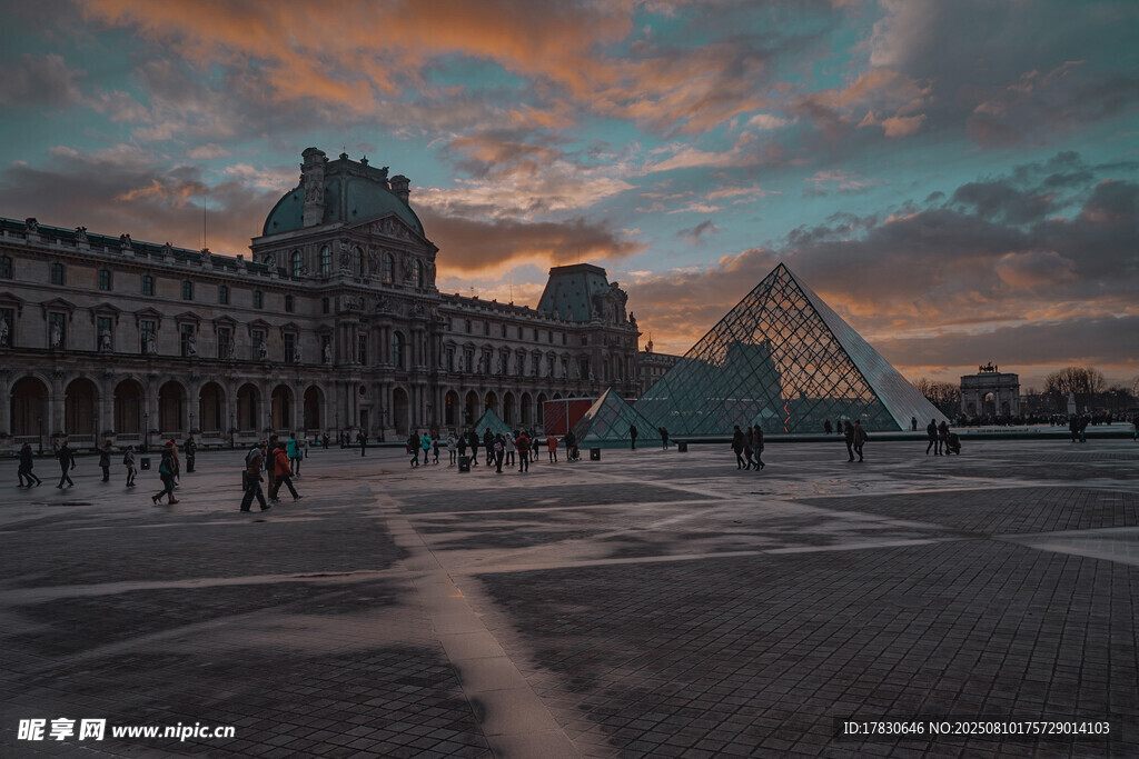 卢浮宫前的黄昏美景