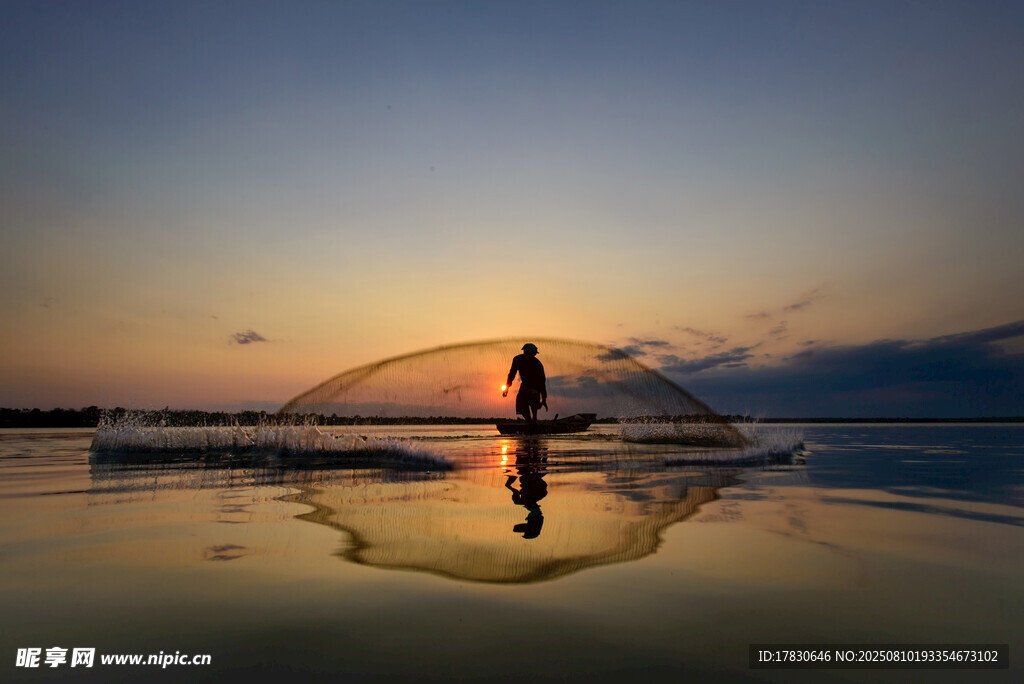 夕阳下渔夫撒网的唯美画面