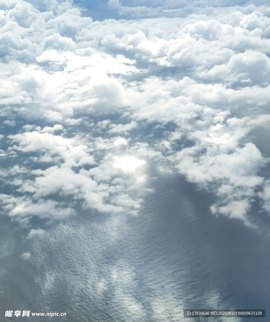高空俯瞰云海壮丽景观