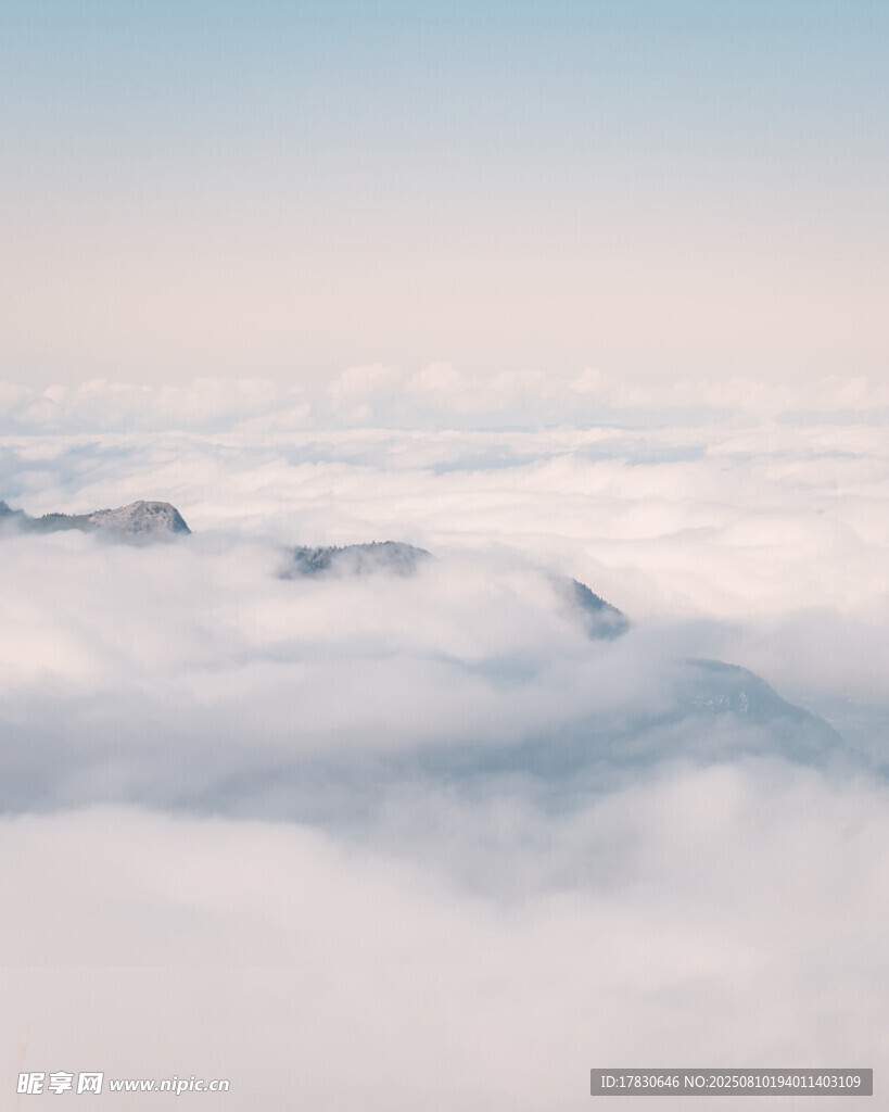云海中的山峦美景
