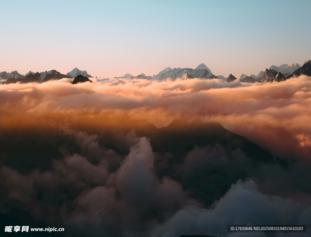 云海之上的壮丽山景