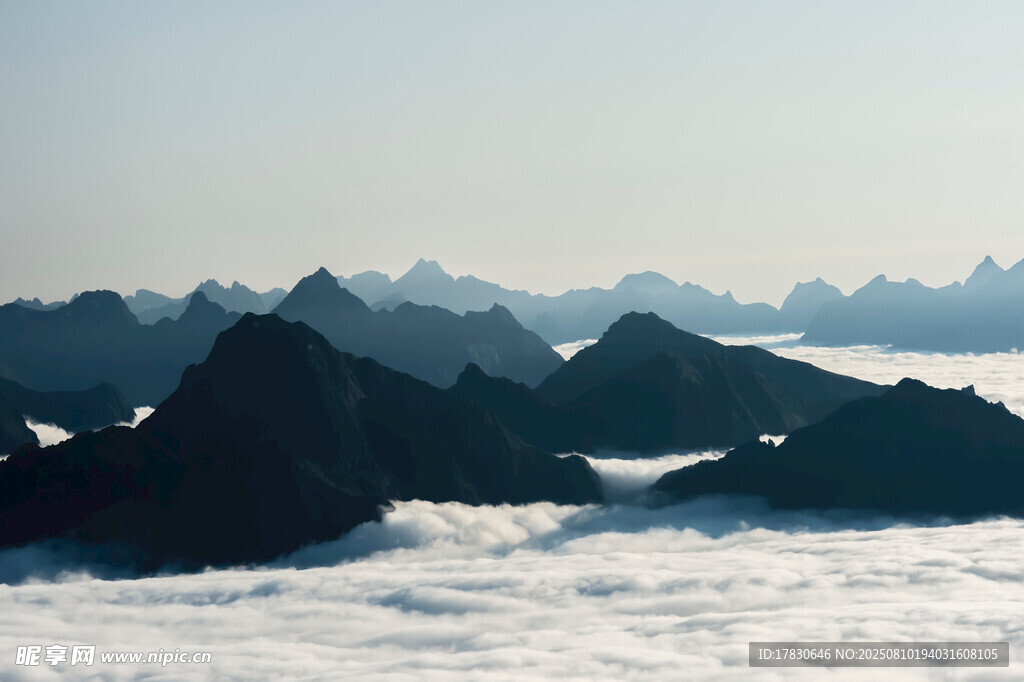 云海中的壮丽山峦