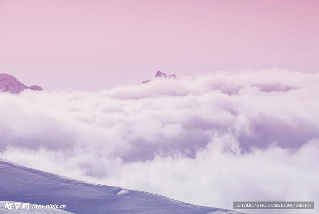 粉色云海中的壮丽山景