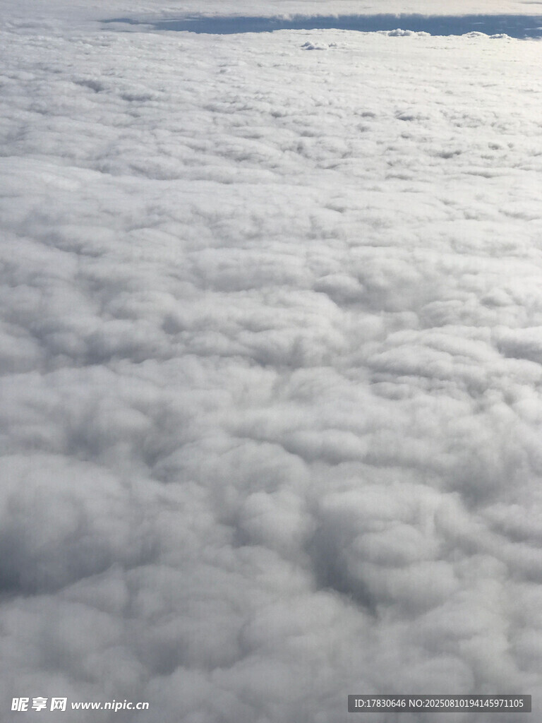 高空俯瞰蓬松云海