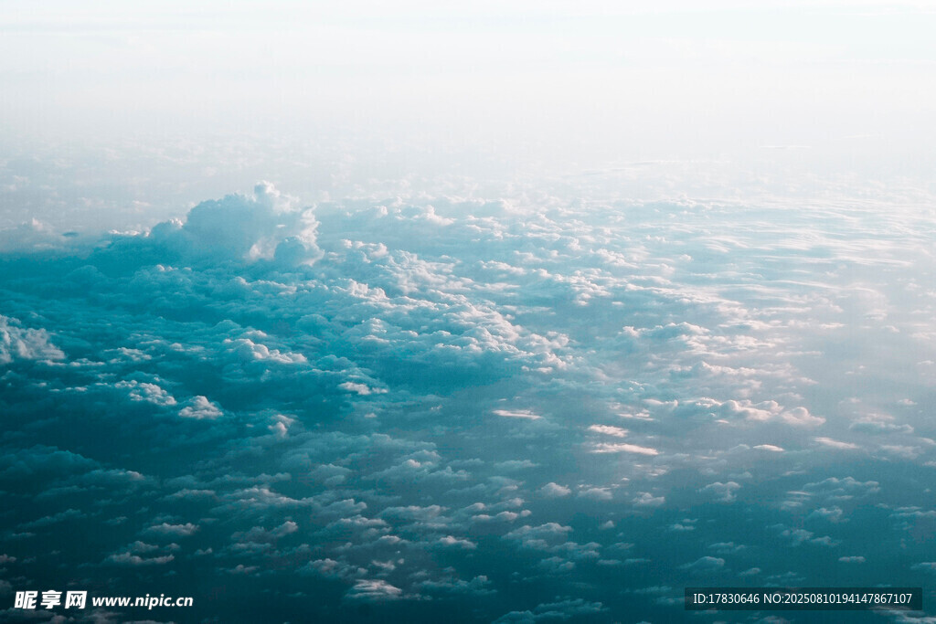 高空俯瞰云海美景