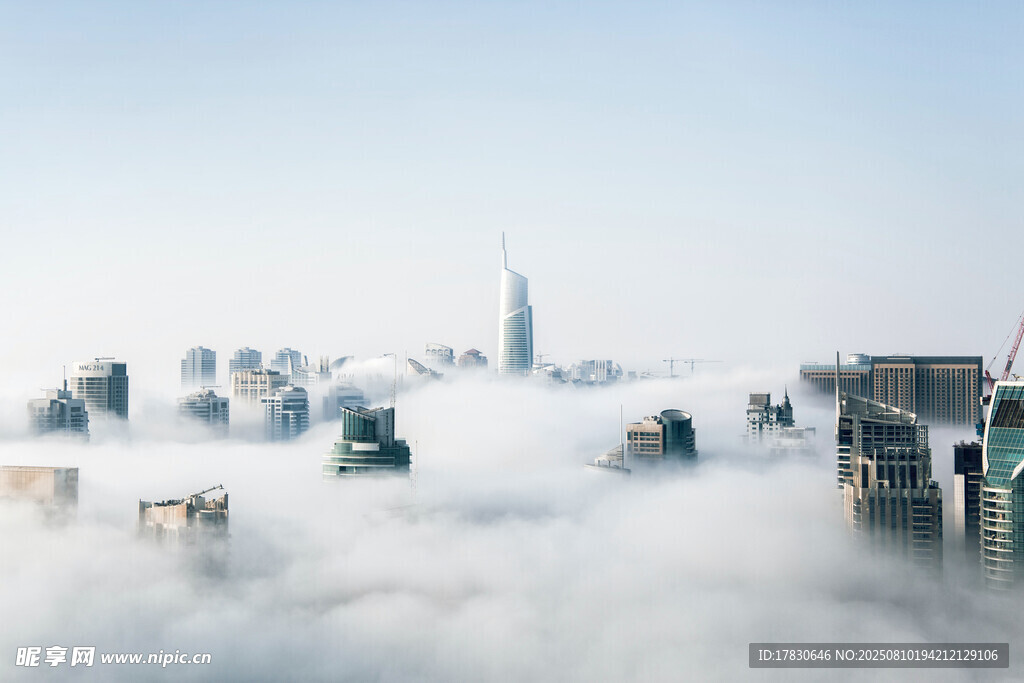 云雾缭绕中的繁华都市景观