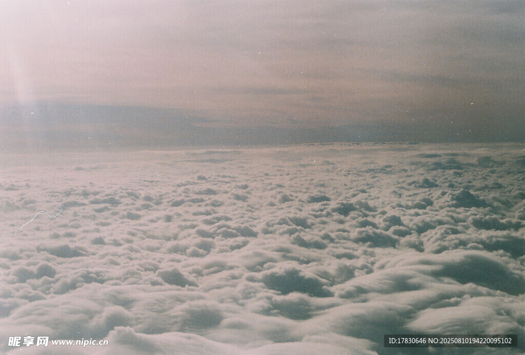 高空俯瞰云海壮丽景观