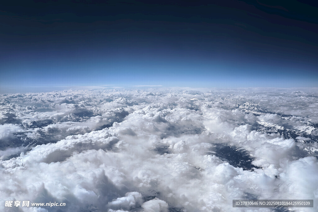 高空俯瞰云海壮丽景观