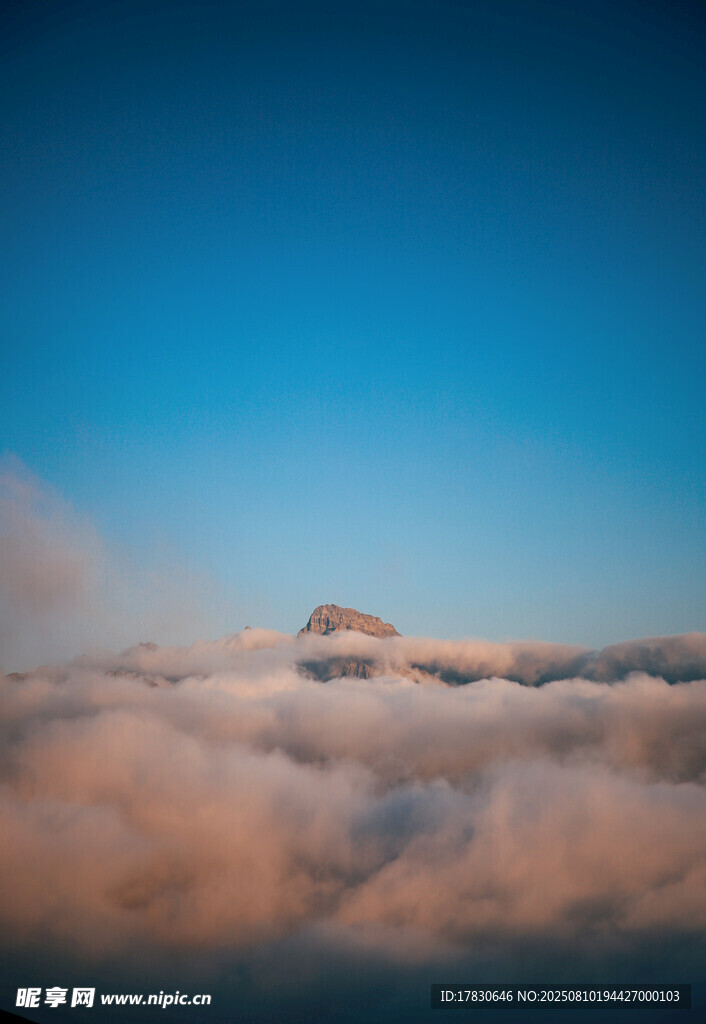 云海之上的壮丽景致