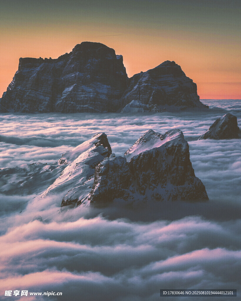 海上礁石映夕阳美景