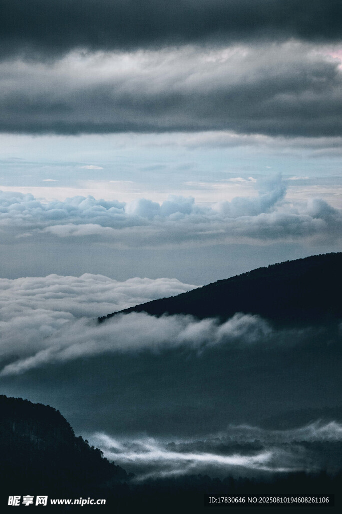 云海中的山峦