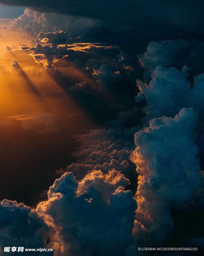 云海间的绚烂日出美景
