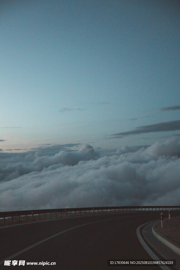 云端公路美景