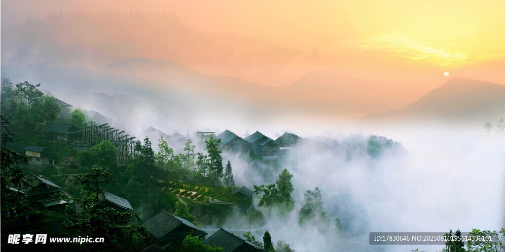 山间晨雾中的壮丽日出