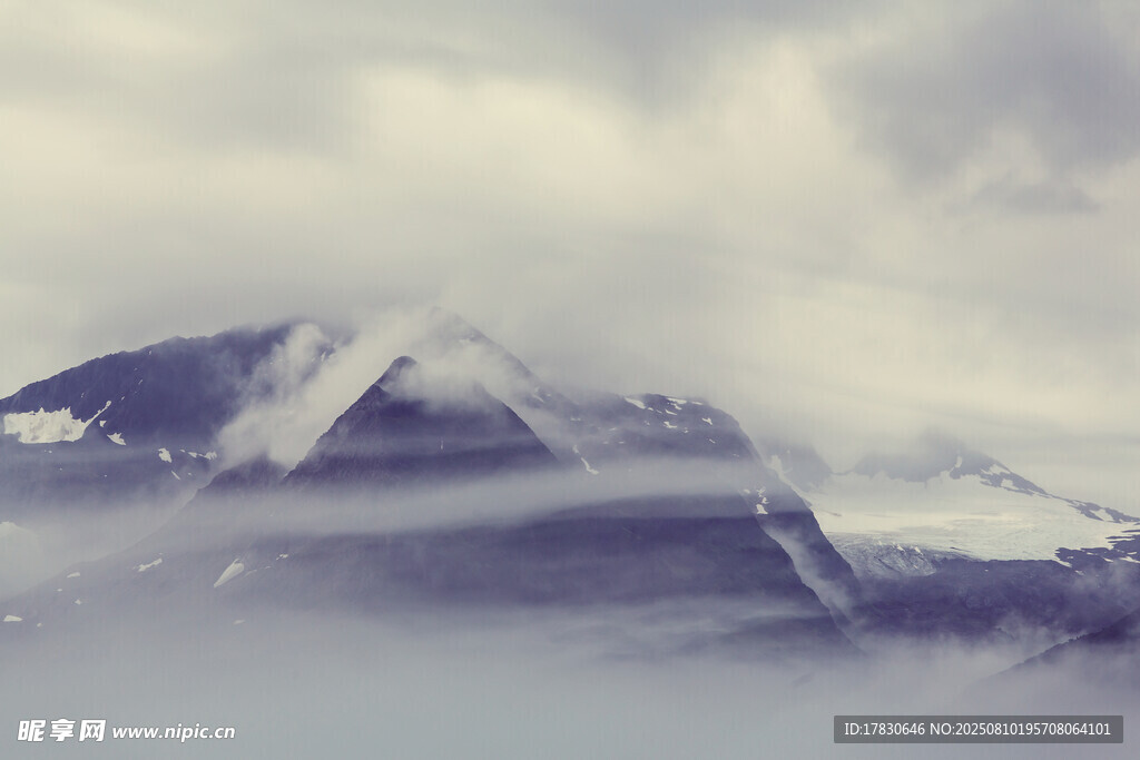 云雾缭绕的壮丽雪山