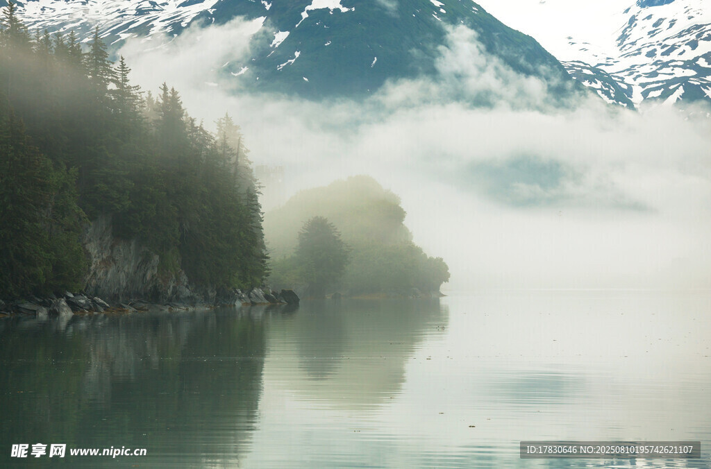 山间云雾缭绕的静谧湖景
