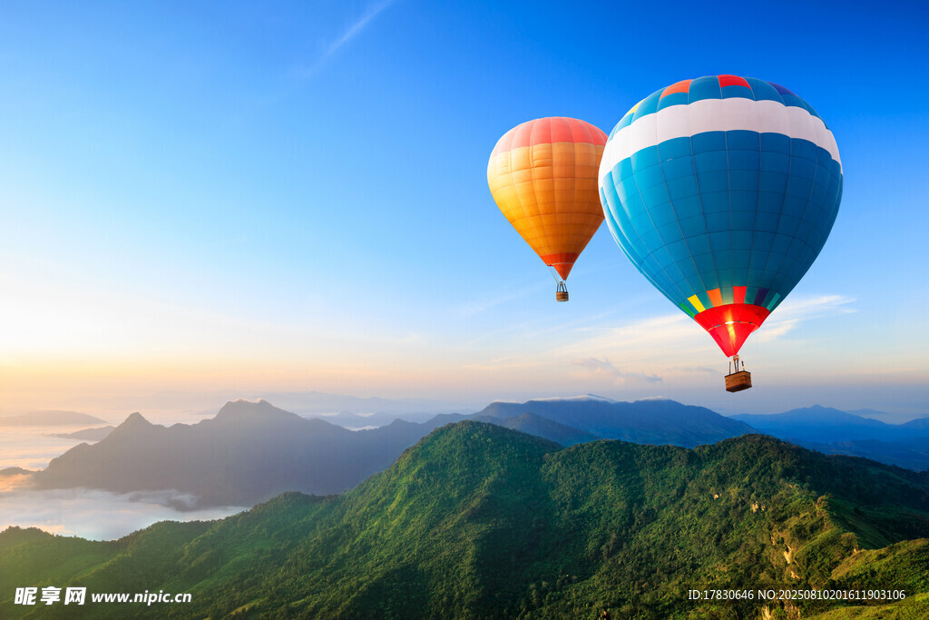 空中双热气球俯瞰青山美景