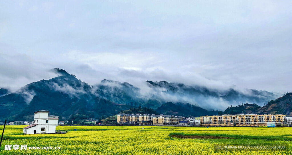 草原雪山旁的美丽建筑