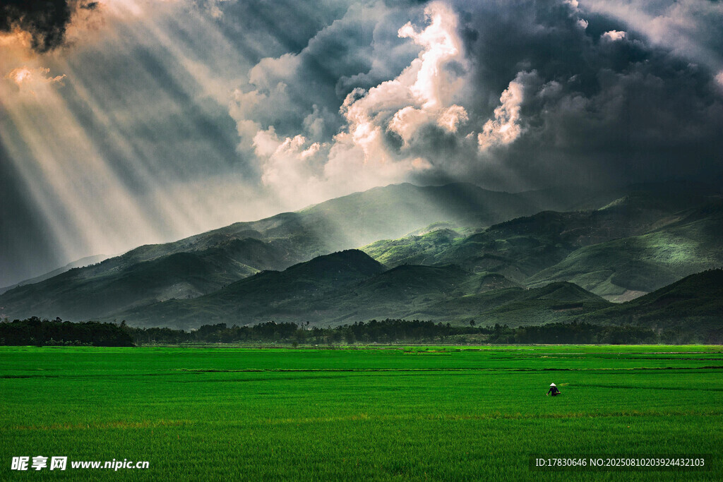 阳光洒落绿野山川美景