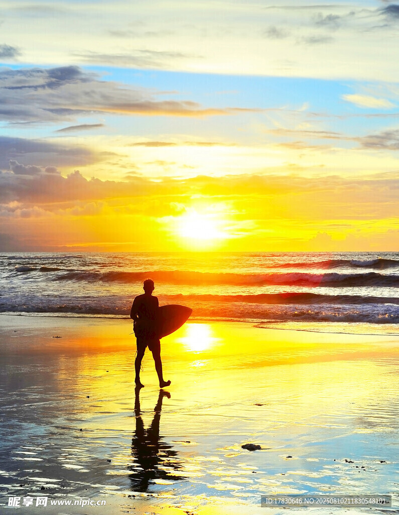 夕阳下海滩上的冲浪者